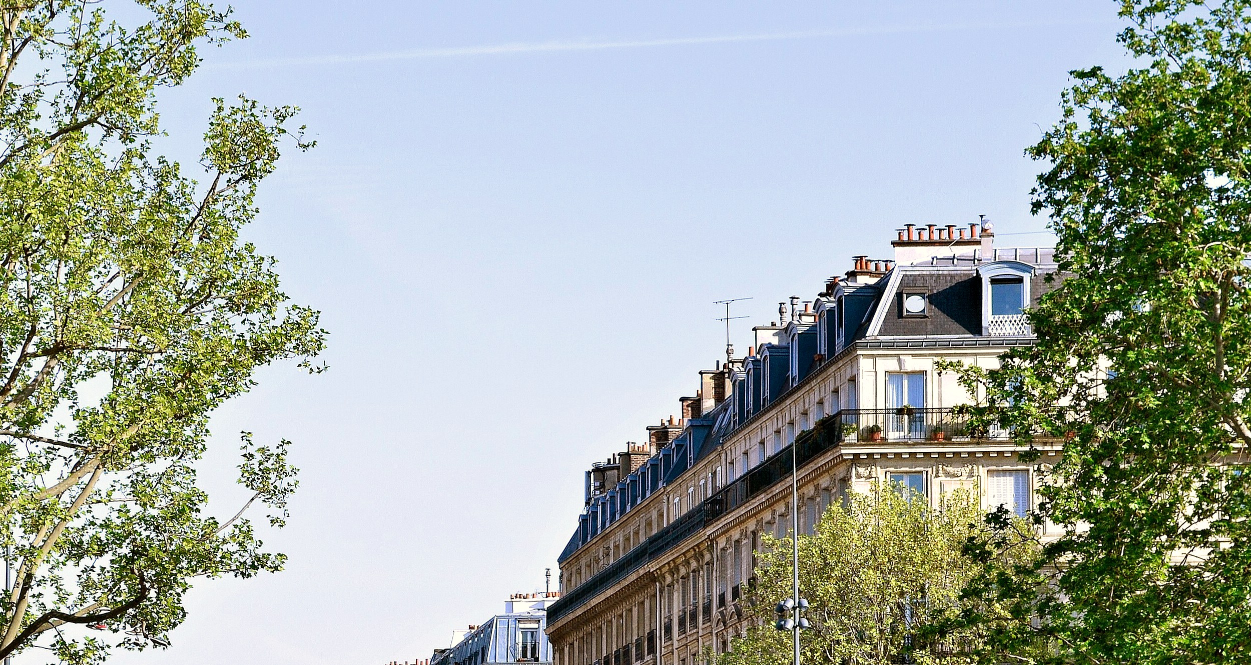 Façade haussmannienne en pierre de Paris, boulevard Voltaire, 75011