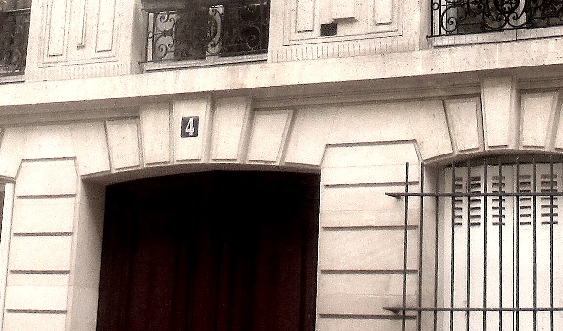 Porte cochère ouvrant sur la cour et les caves d’un immeuble