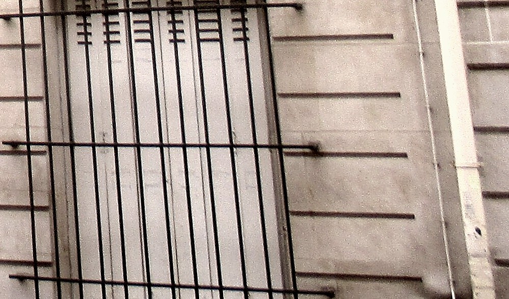 Grille en fer forgé devant une fenêtre de rez-de-chaussée