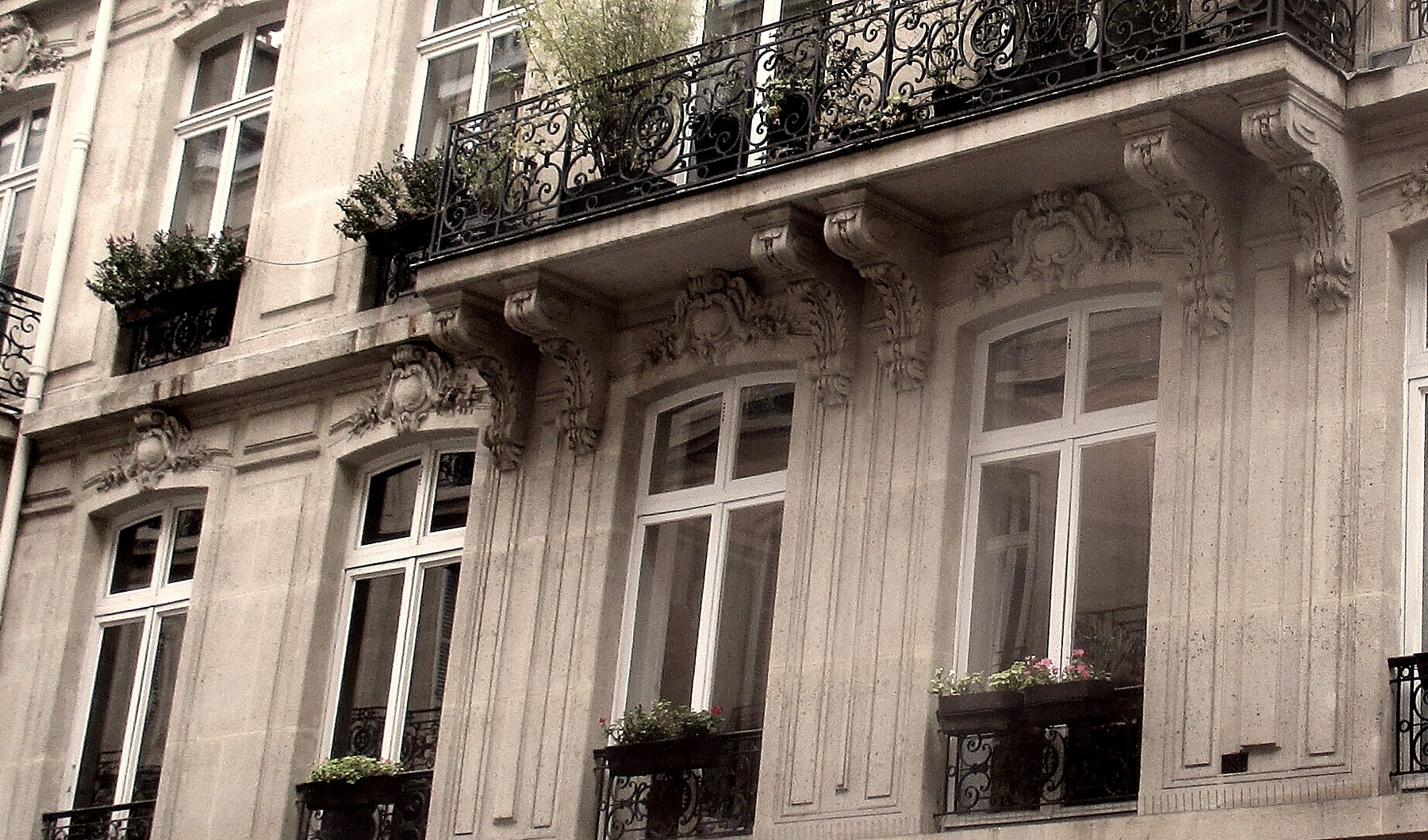Soubassement en pierre taillée d’un immeuble parisien